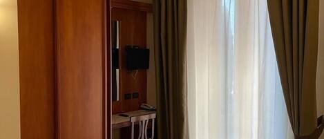 In-room safe, blackout drapes, free WiFi