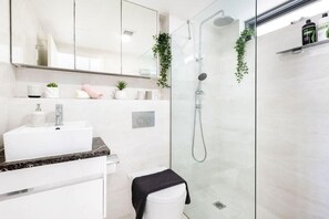 Shower, hair dryer, towels