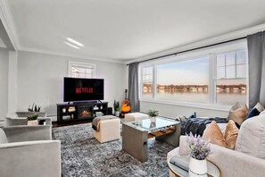 Interior - Waterview House Walking Distance from Cove Beach (Stamford)