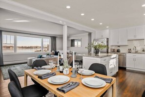 Dining - Waterview House Walking Distance from Cove Beach (Stamford)