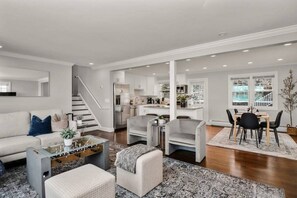 TV, fireplace, books, stereo - Waterview House Walking Distance from Cove Beach (Stamford)