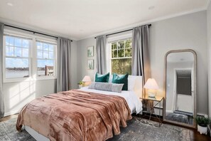 5 bedrooms, desk, iron/ironing board, travel cot - Waterview House Walking Distance from Cove Beach (Stamford)