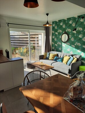 تلفزيون ذكي، مشغل دي في دي، كُتُب، مكتبة فيديو