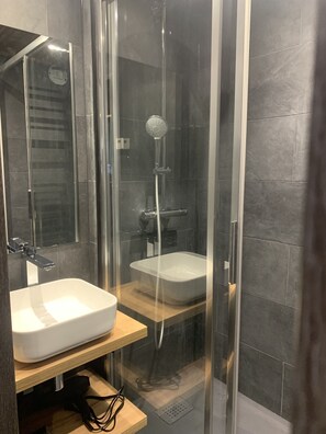 Shower, hair dryer, toilet paper - Val Thorens, south-facing apartment, hyper center, ski-in ski-out (Val Thorens)