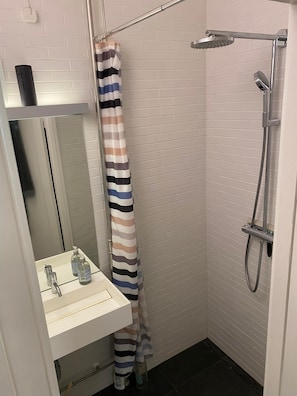 Dusche, Handtücher, Seife, Toilettenpapier