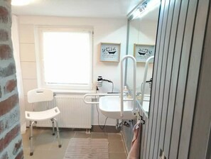 Douche, sĂšche-cheveux, serviettes fournies, savon