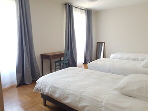 4 bedrooms, bed sheets