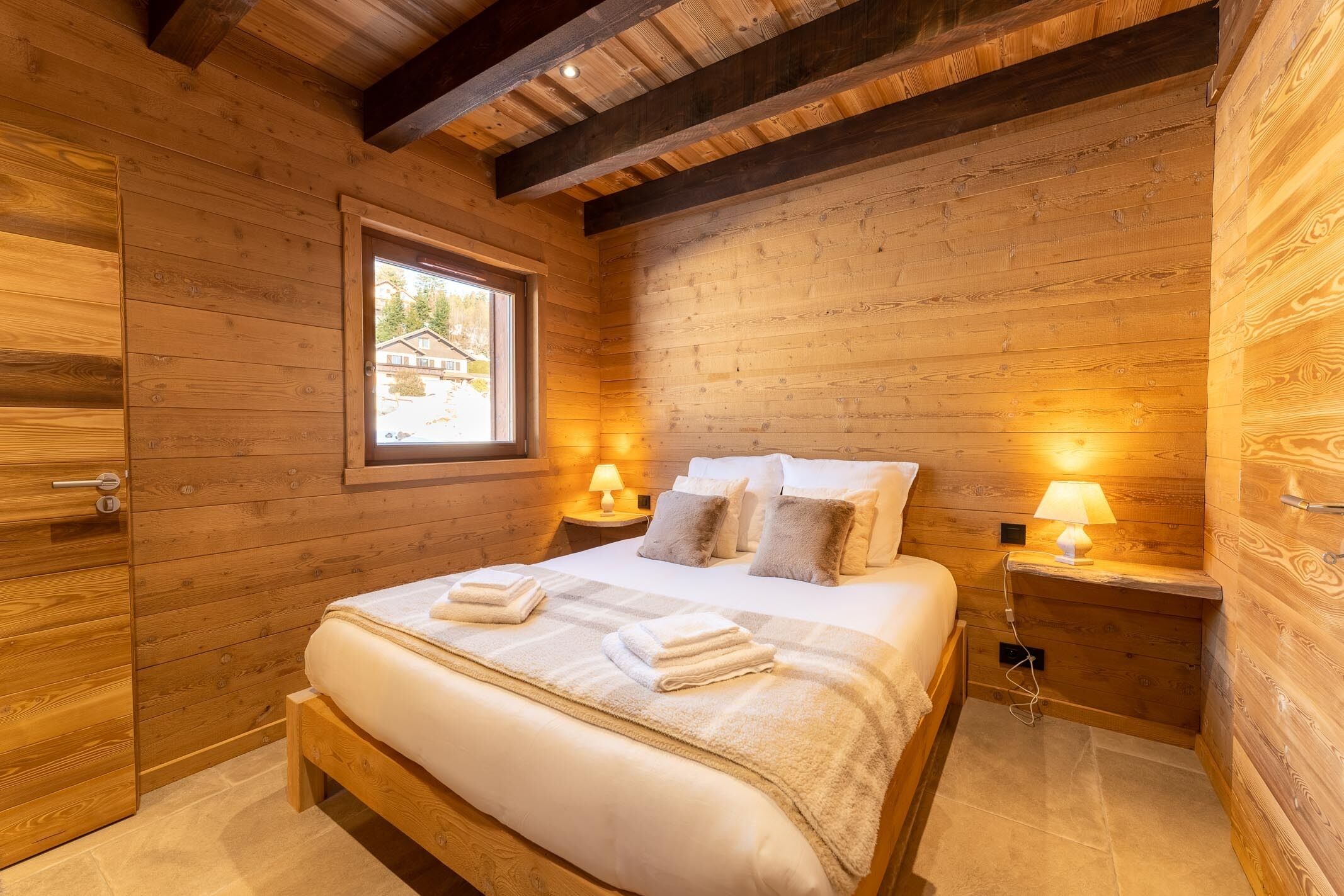 4 habitaciones, tabla de planchar con plancha y cuna de viaje 