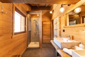 Bathtub, hair dryer, towels, soap - Luxury chalet LE CARIBOU, near Gérardmer, exceptional view, jacuzzi. (Xonrupt-Longemer)