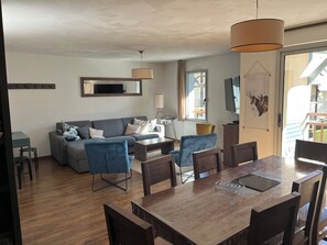 TV connectée, livres, chaîne hi-fi