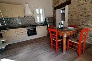 Réfrigérateur, four, plaque de cuisson, cafetière/bouilloire