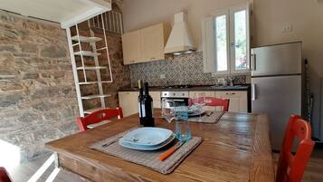 Réfrigérateur, four, plaque de cuisson, cafetiÚre/bouilloire