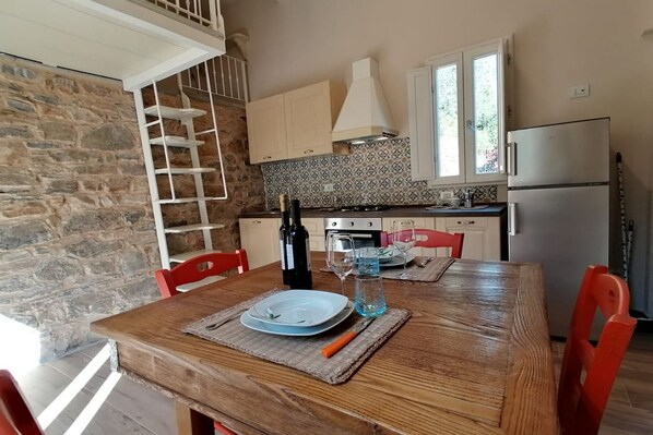 Fridge, oven, stovetop, coffee/tea maker