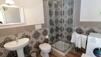 Douche, sĂšche-cheveux, bidet, serviettes fournies