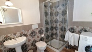 تجهيزات دش، مجففات شعر، مراحيض شطف، مناشف