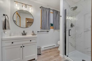 Ensemble douche/baignoire, sèche-cheveux, serviettes fournies, savon