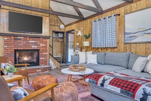 Smart TV, fireplace, video games, table football - Serene Poconos Chalet - Hot Tub, Lake & Pool Access + Pet Friendly! (Albrightsville)