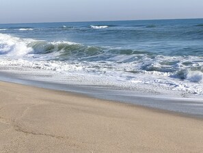 Uma praia com ondas quebrando na costa.