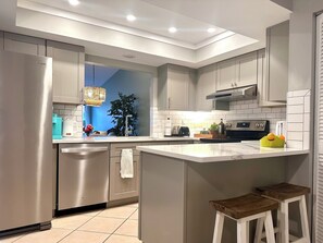 Refrigerador, horno, parrilla de estufa y lavavajillas