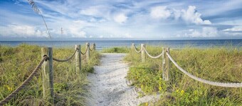 Serene Resort-style Villa minutes to Siesta Key, in popular Village des Pins