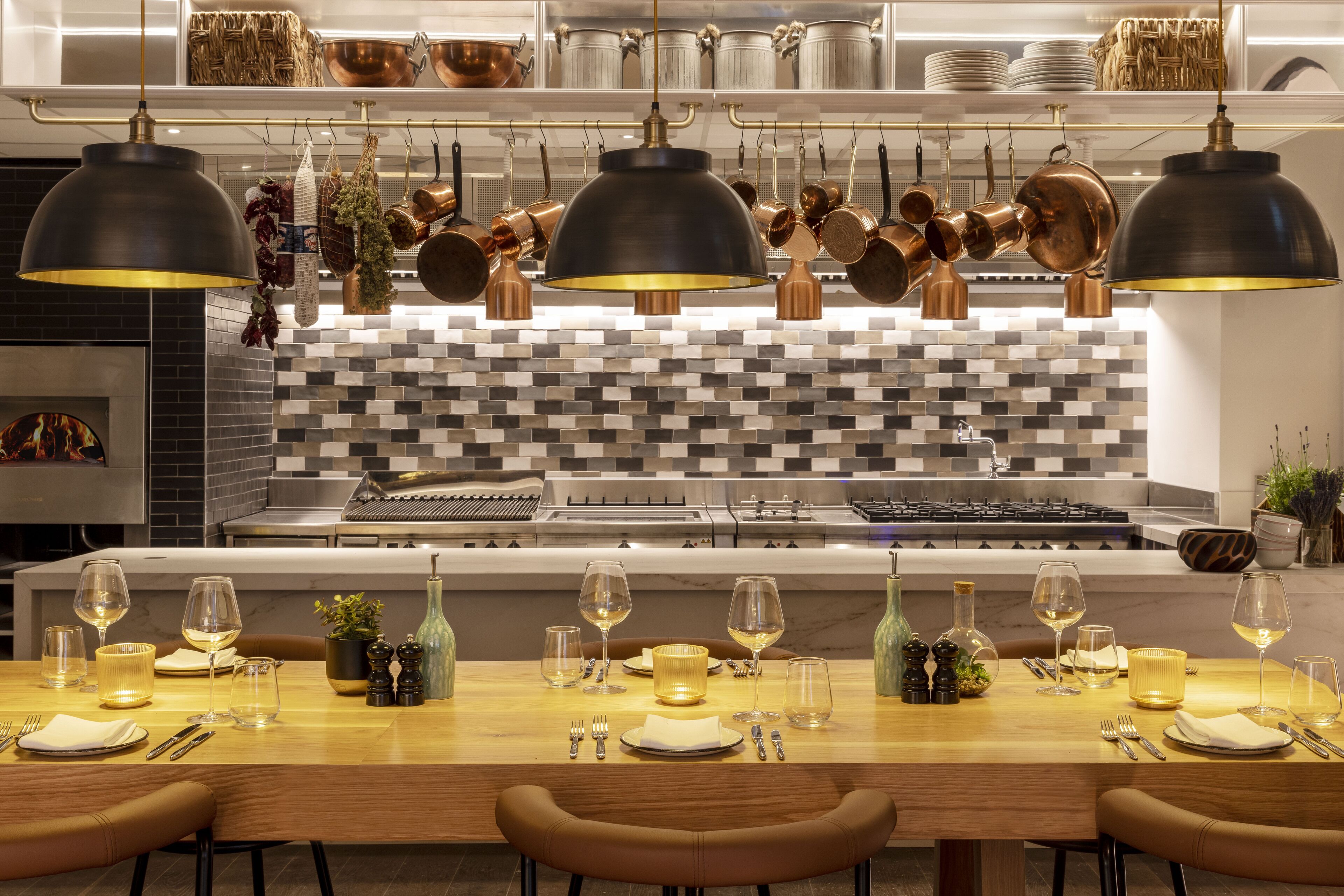 2 restaurants, breakfast served