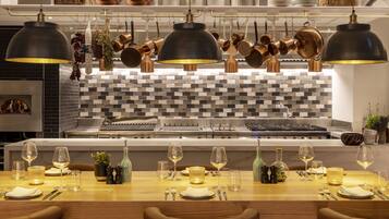 2 restaurants, breakfast served