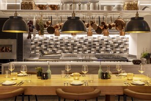 2 restaurantes, é servido café da manhã