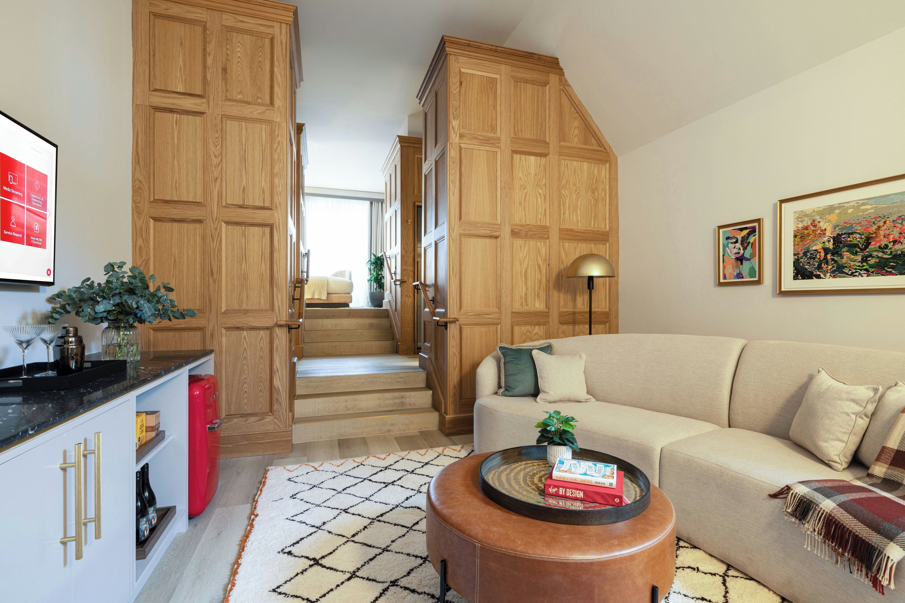 ملاءات للفراش لا تسبب الحساسية وخزنة داخل الغرفة ومكتب وستائر تعتيم