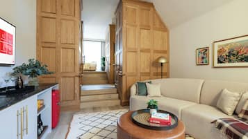 ملاءات للفراش لا تسبب الحساسية وخزنة داخل الغرفة ومكتب وستائر تعتيم