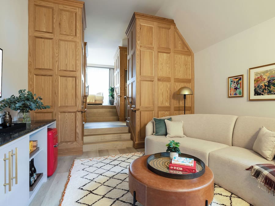 Hypo-allergenic bedding, in-room safe, desk, blackout drapes