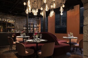 2 restaurants; breakfast, lunch, dinner and brunch served 