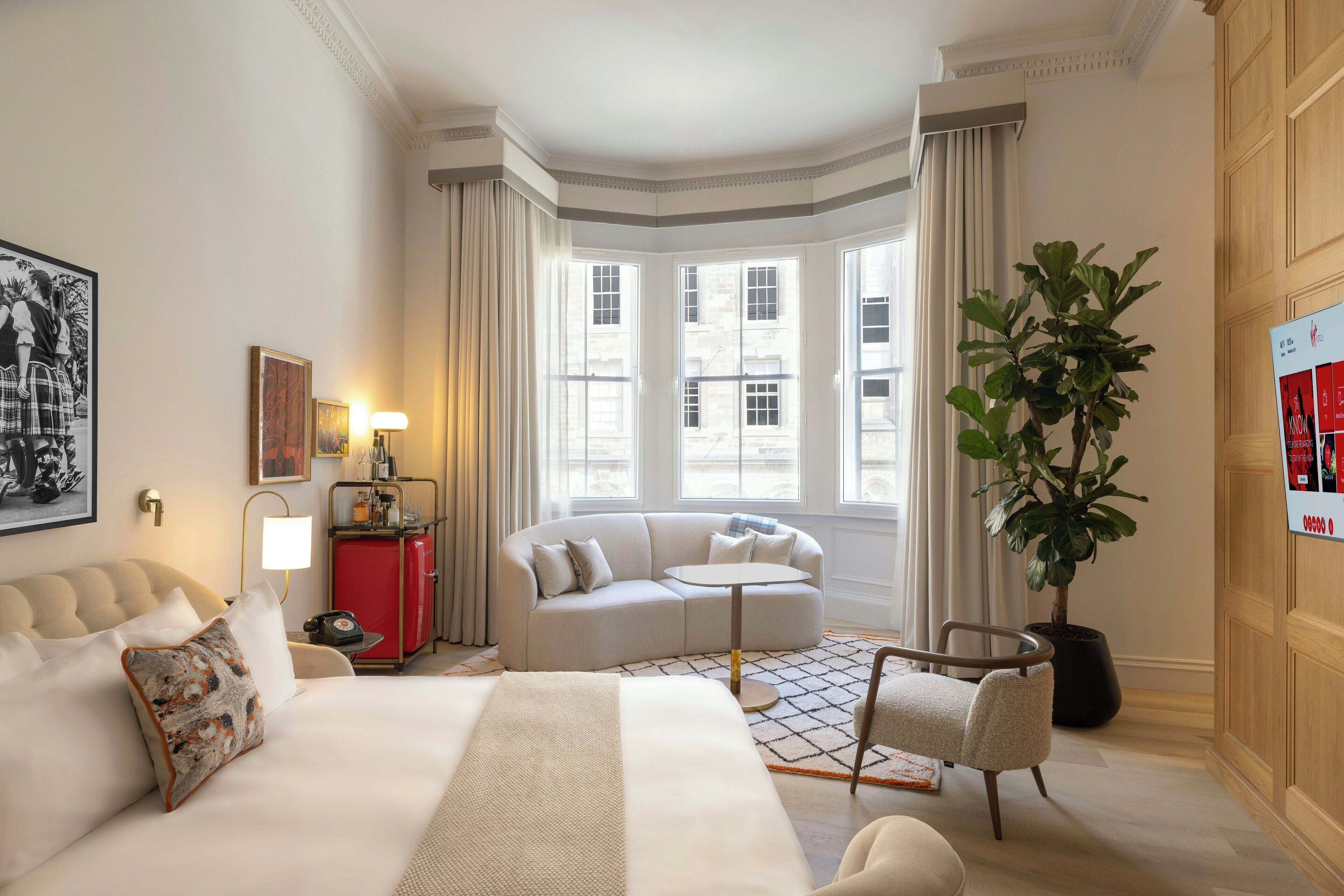 Grand Chamber Junior Suite | 防过敏的被褥、客房内保险箱、办公桌、遮光窗帘