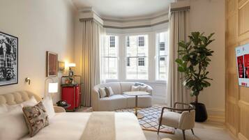 Ropa de cama hipoalergénica y caja de seguridad en la habitación