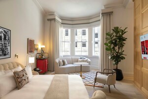 Hypo-allergenic bedding, in-room safe, desk, blackout curtains