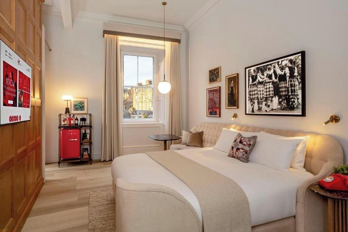 Hypo-allergenic bedding, in-room safe, desk, blackout drapes