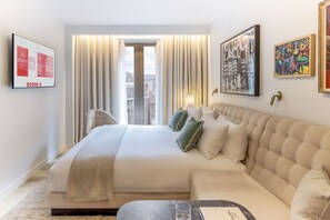 Literie hypoallergénique, coffres-forts dans les chambres, bureau