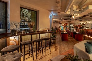 2 restaurantes, se sirve desayuno 