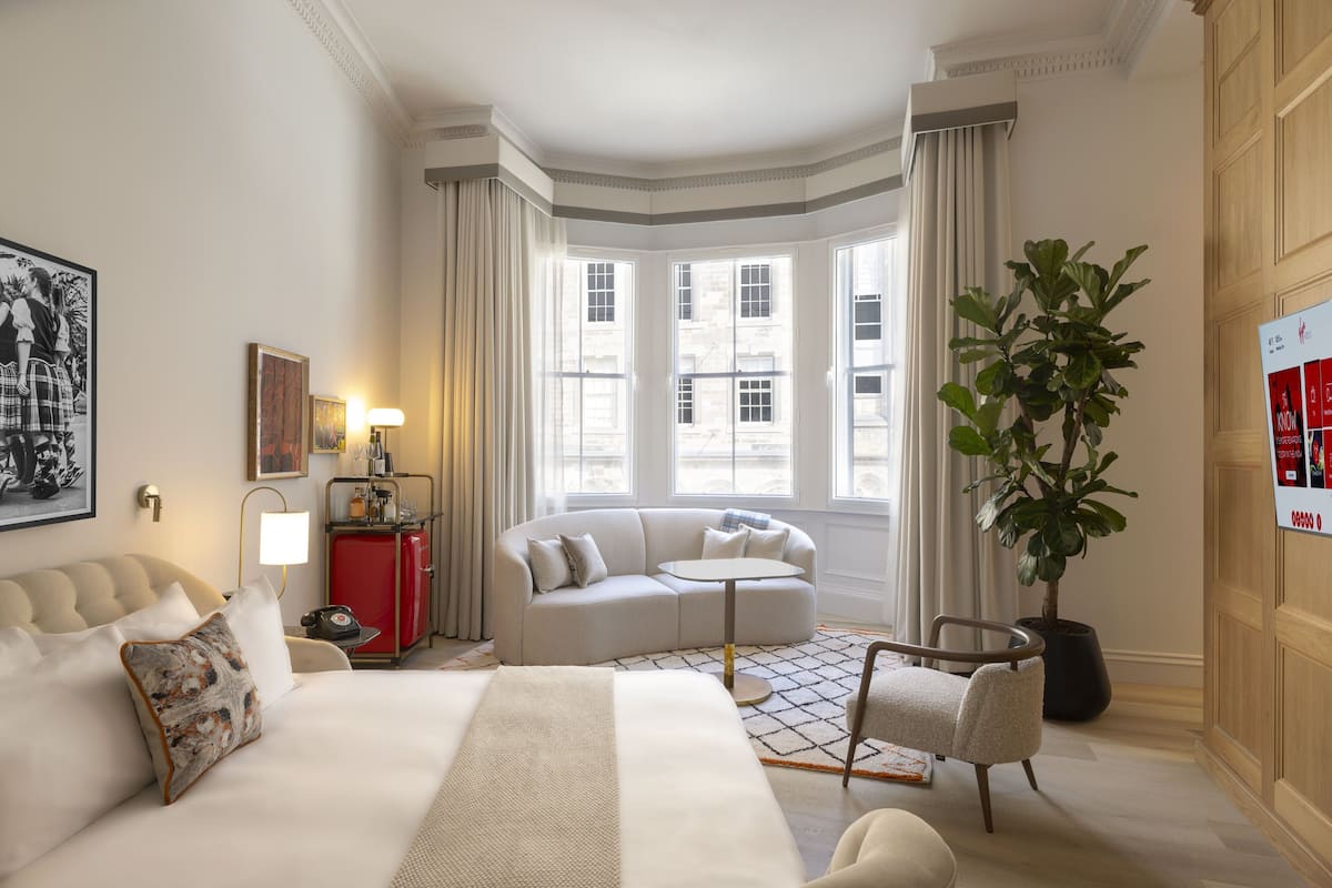Grand Chamber Junior Suite | Ropa de cama hipoalergénica y minibar