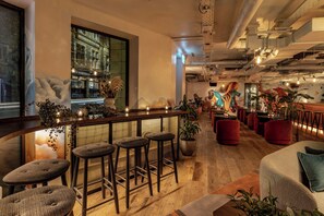 2 restaurants, breakfast served