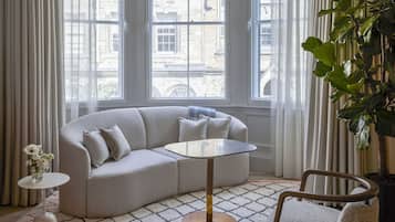 Grand Chamber Junior Suite | Living area | Smart TV