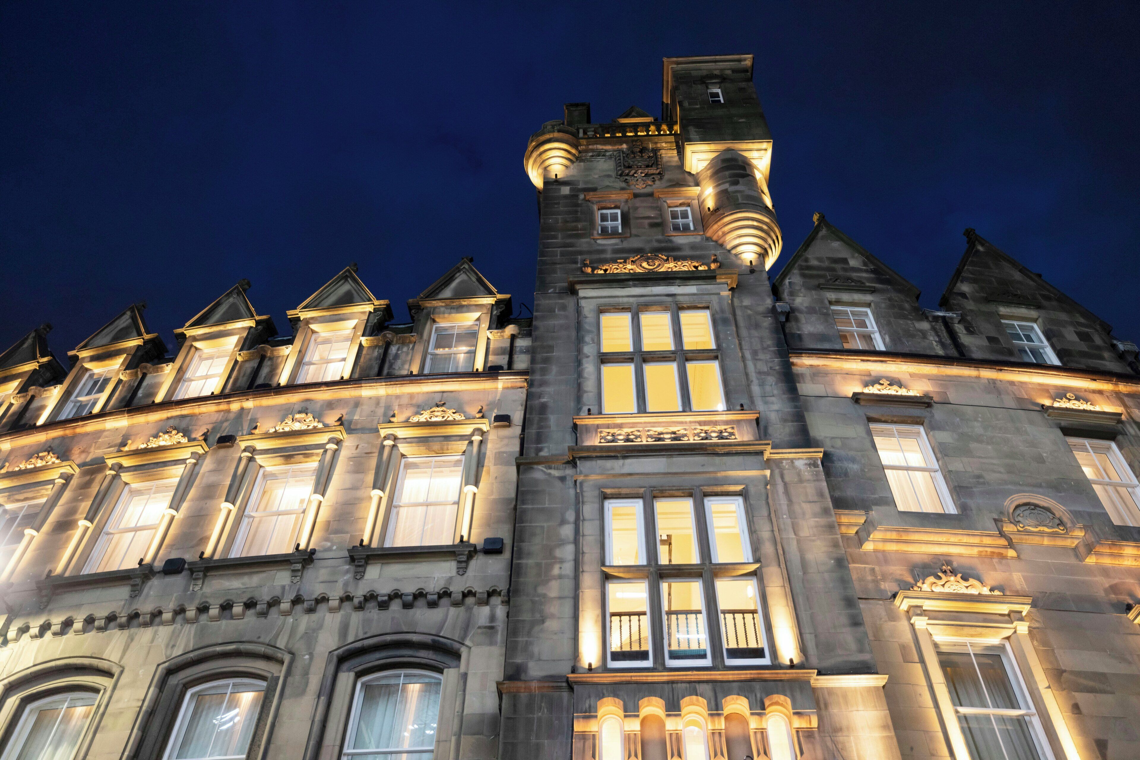 واجهة المنشأة - في المساء/الليل