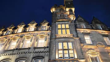 واجهة المنشأة - في المساء/الليل