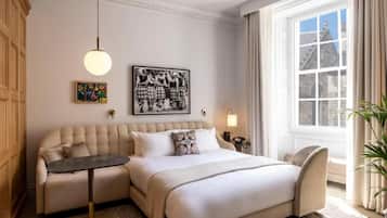 Grand-rum - 1 kingsize-säng | Allergitestade sängkläder, värdeförvaringsskåp på rummet och skrivbord