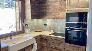 Wasserkocher mit Kaffee-/Teezubehör, Kühlschrank, Mikrowelle, Ofen