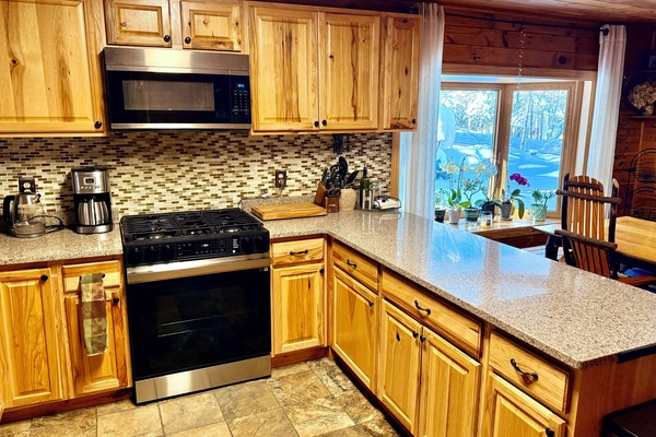 Kylskåp, mikrovågsugn, ugn och spishäll