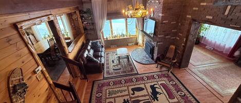 Smart-TV, peis, DVD-spiller og bøker