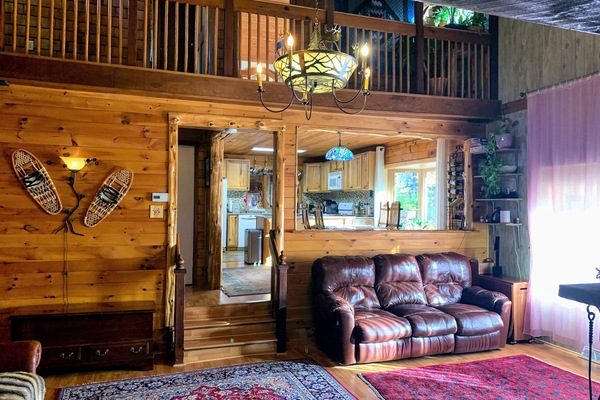 Een smart-tv, een open haard, een dvd-speler en boeken