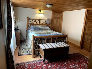 4 bedrooms, desk, iron/ironing board, free WiFi