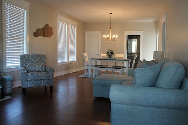 Smart TV, fireplace - Old Glory - NEWER LISTING / FULLY RENOVATED (Williamstown)