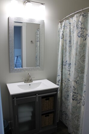 Combined shower/bathtub, hair dryer, towels, soap